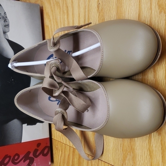 Capezio women's size 7M Jr. Tyette 625 tan - Picture 2 of 4